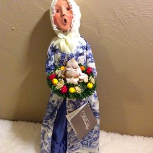 Byers’ Choice Ltd. Williamsburg Caroler